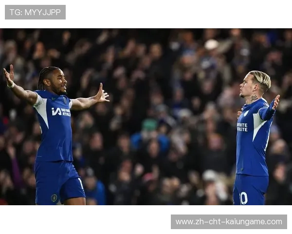 切尔西中场回撤斜传撕裂防线,前锋冷静推射得分:精妙配合再现蓝军风采